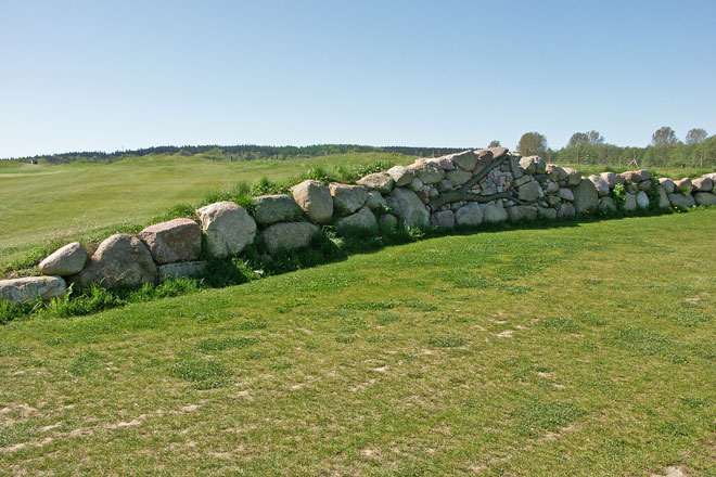 Steinsetzung auf dem Golfplatz Wittenbeck